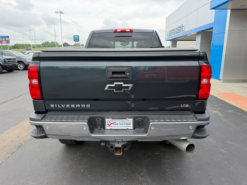 Chevrolet Silverado 2500HD Vehicle Full-screen Gallery Image 06