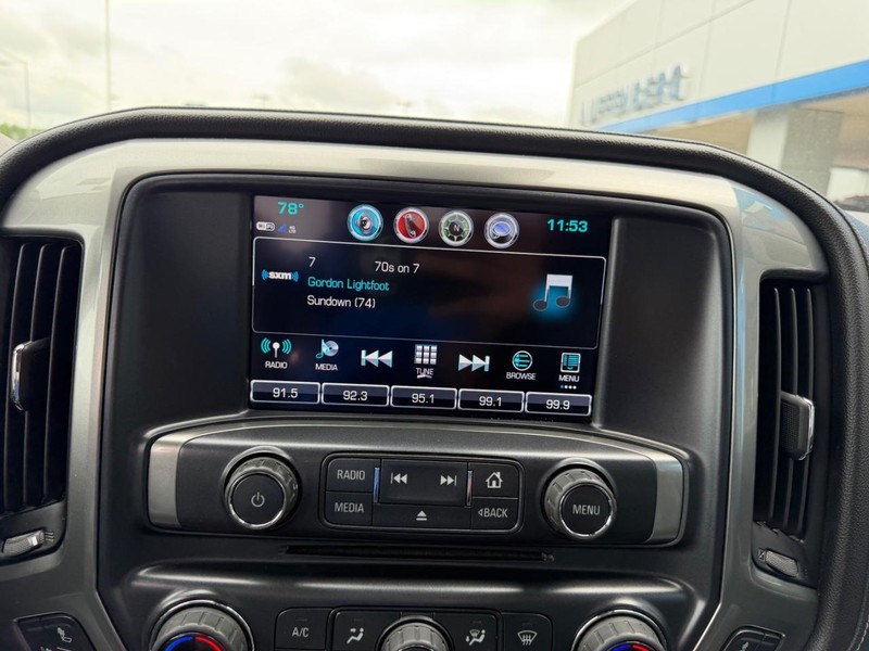 Chevrolet Silverado 2500HD Vehicle Full-screen Gallery Image 14