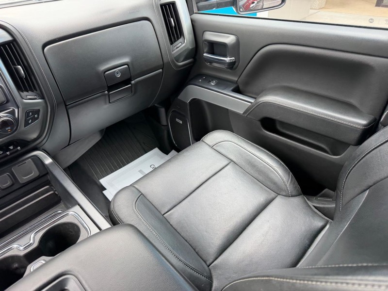 Chevrolet Silverado 2500HD Vehicle Full-screen Gallery Image 16