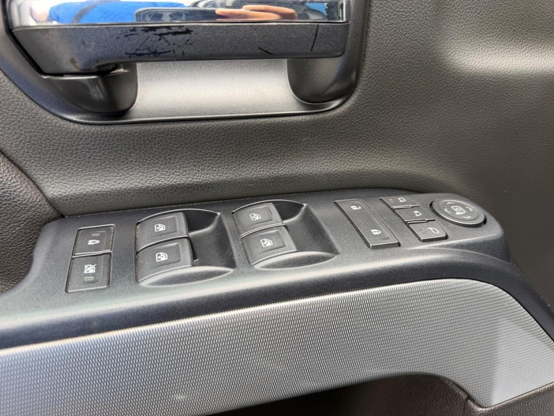 Chevrolet Silverado 2500HD Vehicle Full-screen Gallery Image 17