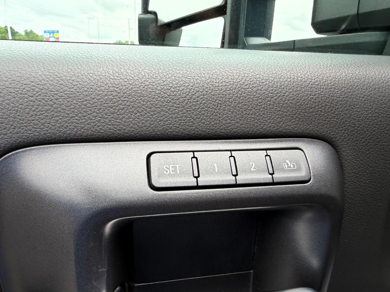 Chevrolet Silverado 2500HD Vehicle Full-screen Gallery Image 18