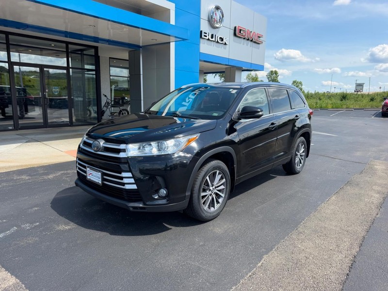 Toyota Highlander Vehicle Full-screen Gallery Image 02