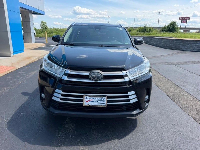 Toyota Highlander Vehicle Full-screen Gallery Image 03