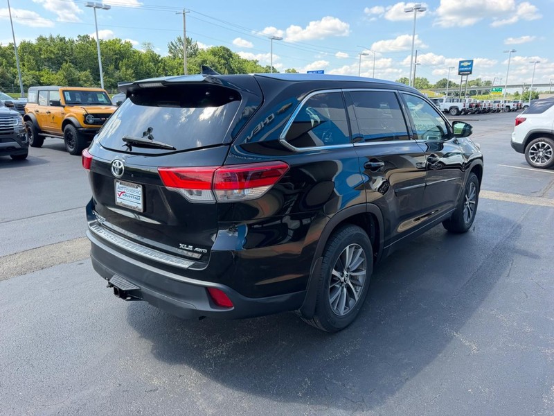 Toyota Highlander Vehicle Full-screen Gallery Image 05