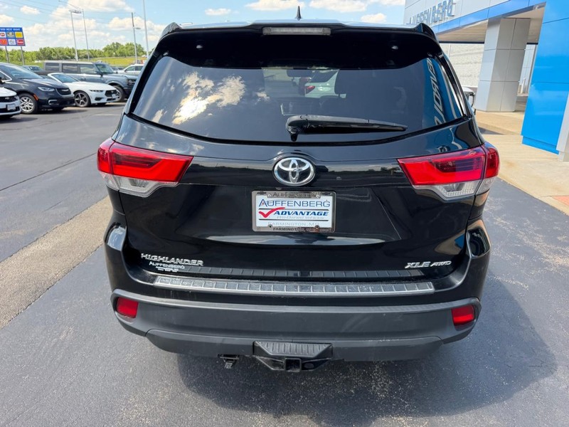 Toyota Highlander Vehicle Full-screen Gallery Image 06