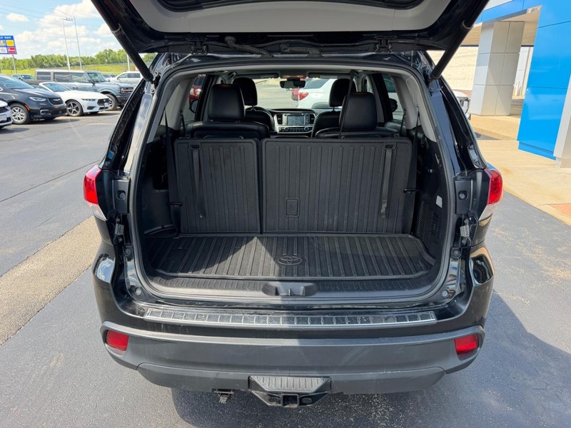 Toyota Highlander Vehicle Full-screen Gallery Image 07
