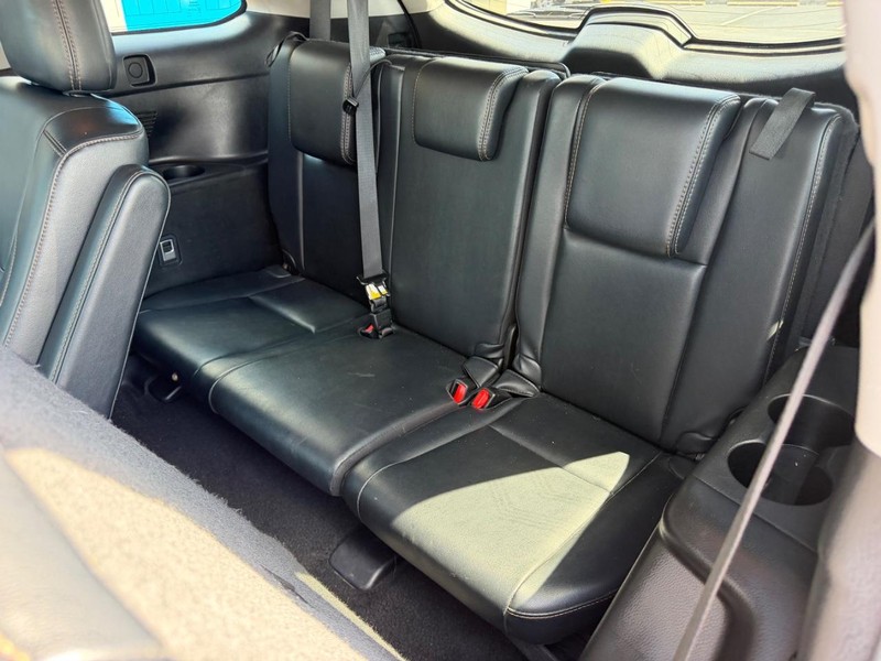 Toyota Highlander Vehicle Full-screen Gallery Image 10