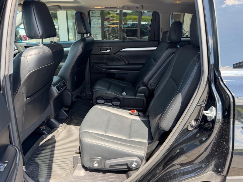 Toyota Highlander Vehicle Full-screen Gallery Image 11