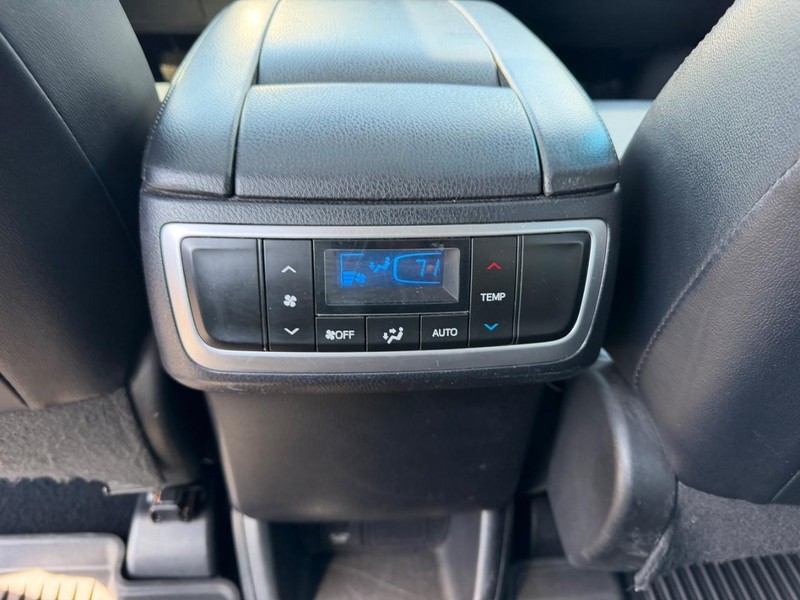 Toyota Highlander Vehicle Full-screen Gallery Image 12