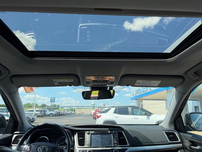 Toyota Highlander Vehicle Full-screen Gallery Image 13