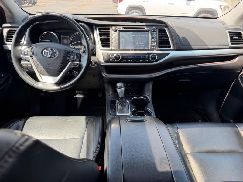 Toyota Highlander Vehicle Full-screen Gallery Image 14