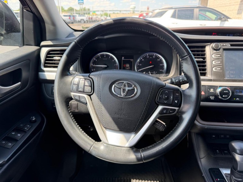 Toyota Highlander Vehicle Full-screen Gallery Image 15