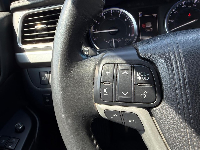Toyota Highlander Vehicle Full-screen Gallery Image 16