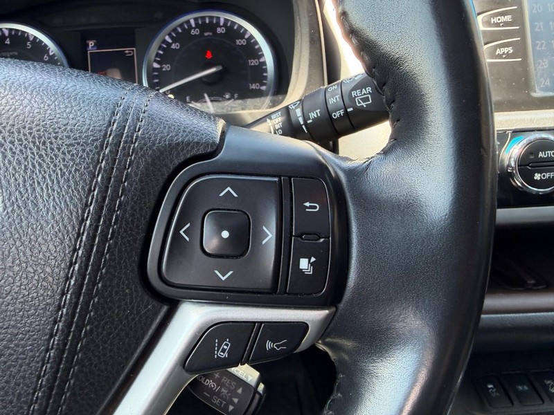 Toyota Highlander Vehicle Full-screen Gallery Image 17