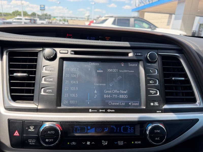 Toyota Highlander Vehicle Full-screen Gallery Image 19