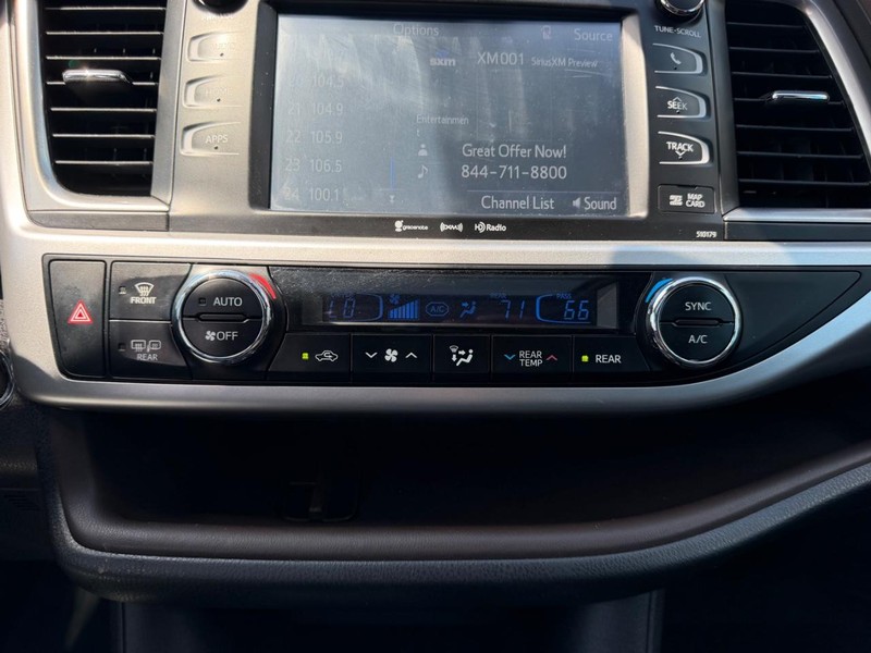 Toyota Highlander Vehicle Full-screen Gallery Image 20