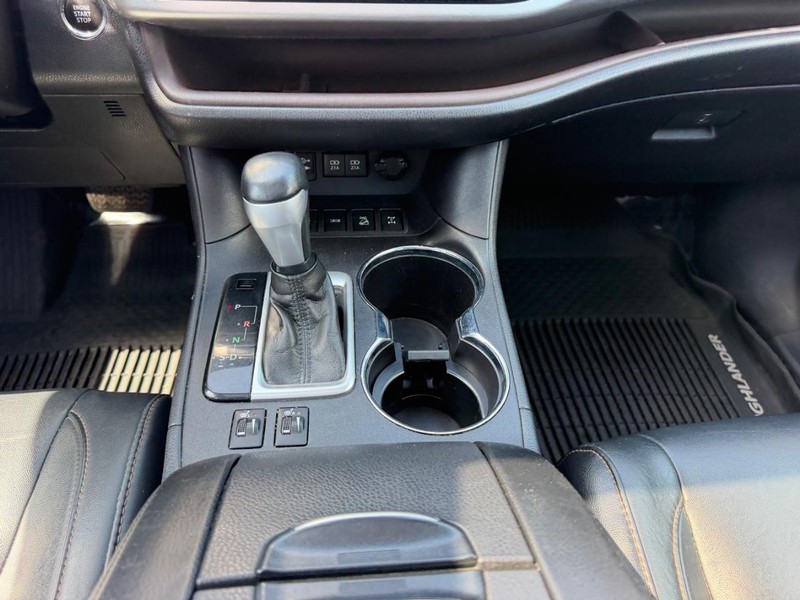 Toyota Highlander Vehicle Full-screen Gallery Image 21