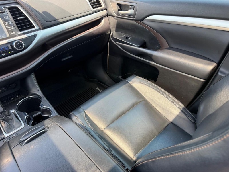 Toyota Highlander Vehicle Full-screen Gallery Image 22