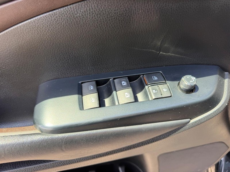 Toyota Highlander Vehicle Full-screen Gallery Image 23
