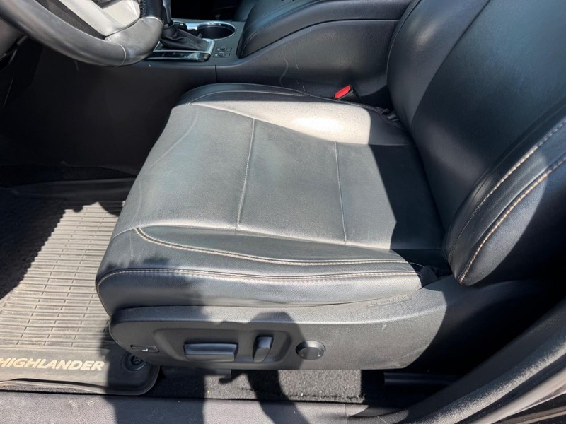 Toyota Highlander Vehicle Full-screen Gallery Image 24