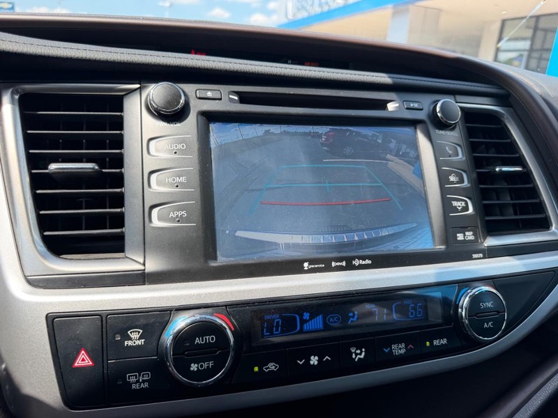 Toyota Highlander Vehicle Full-screen Gallery Image 26