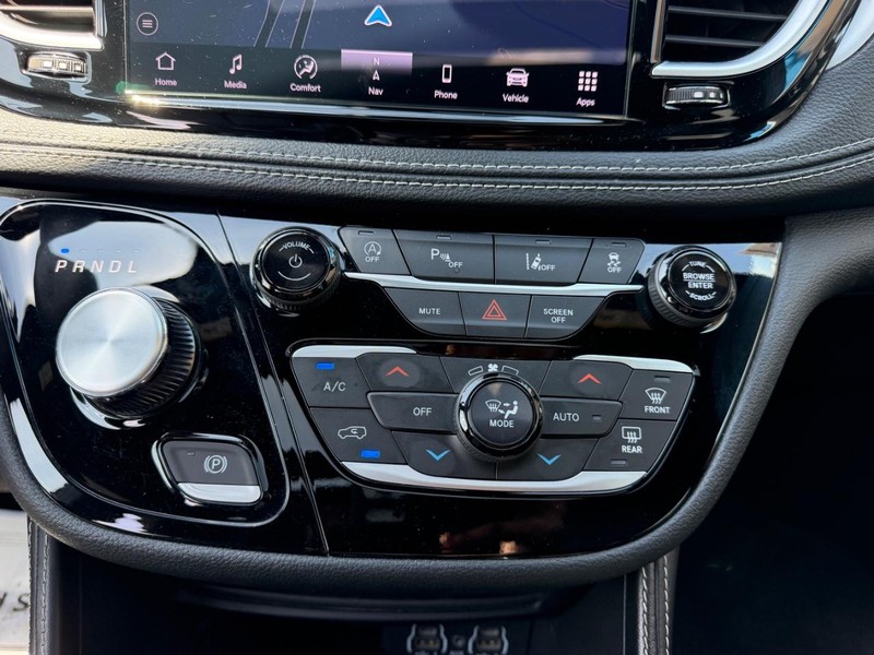 Chrysler Pacifica Vehicle Full-screen Gallery Image 19