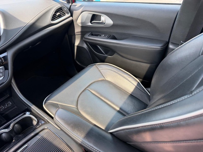 Chrysler Pacifica Vehicle Full-screen Gallery Image 21