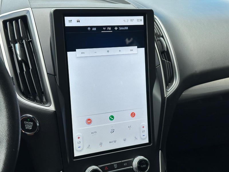 Ford Edge Vehicle Full-screen Gallery Image 16