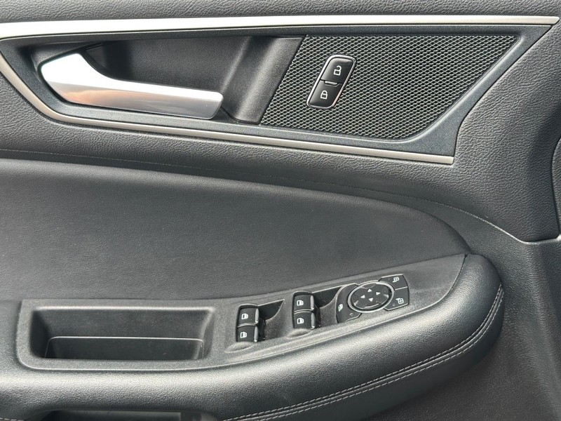 Ford Edge Vehicle Full-screen Gallery Image 23