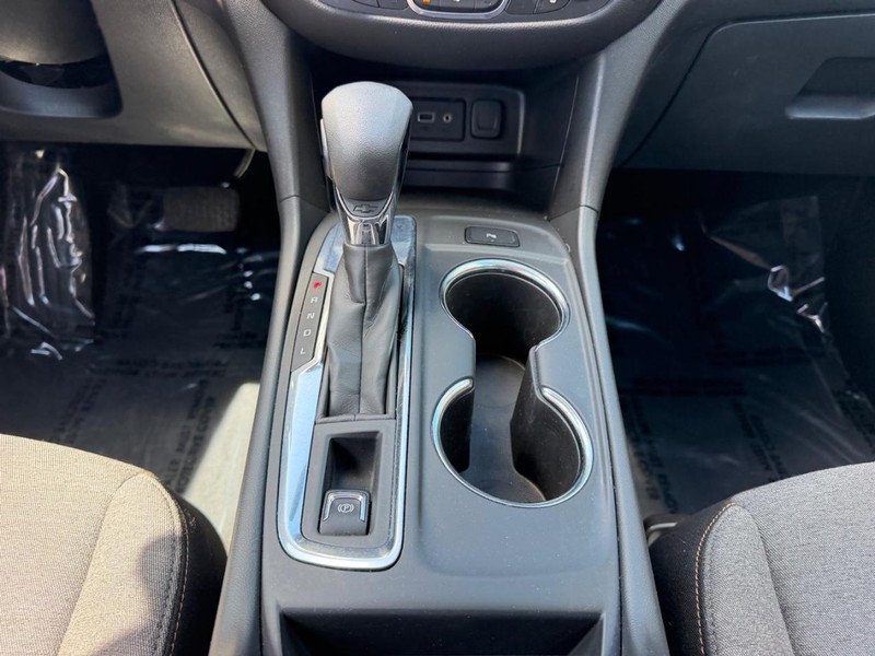 Chevrolet Equinox Vehicle Full-screen Gallery Image 17