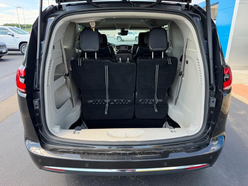 Chrysler Pacifica Vehicle Full-screen Gallery Image 07