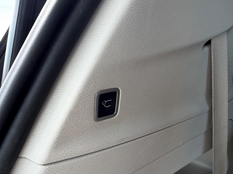 Chrysler Pacifica Vehicle Full-screen Gallery Image 08