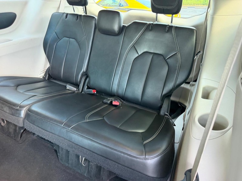 Chrysler Pacifica Vehicle Full-screen Gallery Image 10