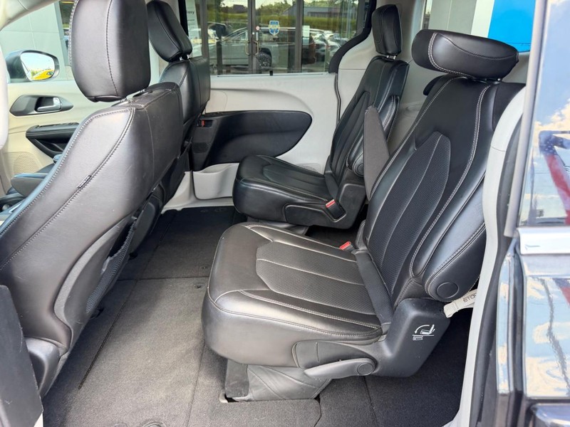 Chrysler Pacifica Vehicle Full-screen Gallery Image 11