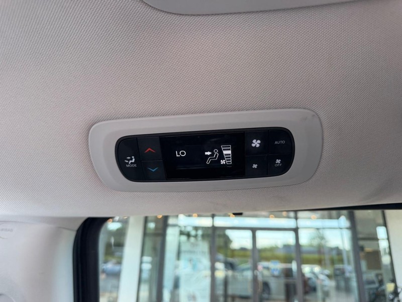 Chrysler Pacifica Vehicle Full-screen Gallery Image 12