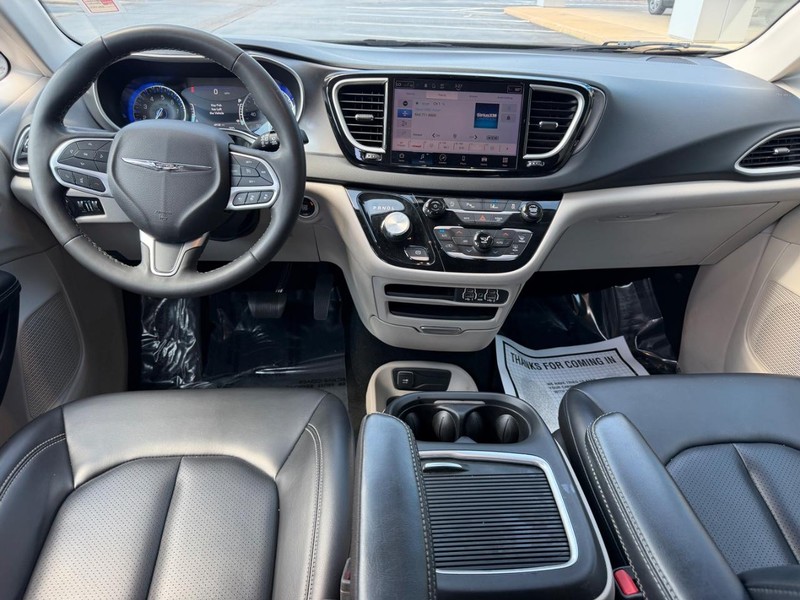Chrysler Pacifica Vehicle Full-screen Gallery Image 13