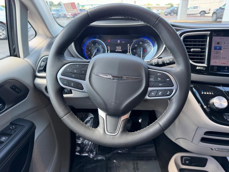 Chrysler Pacifica Vehicle Full-screen Gallery Image 14