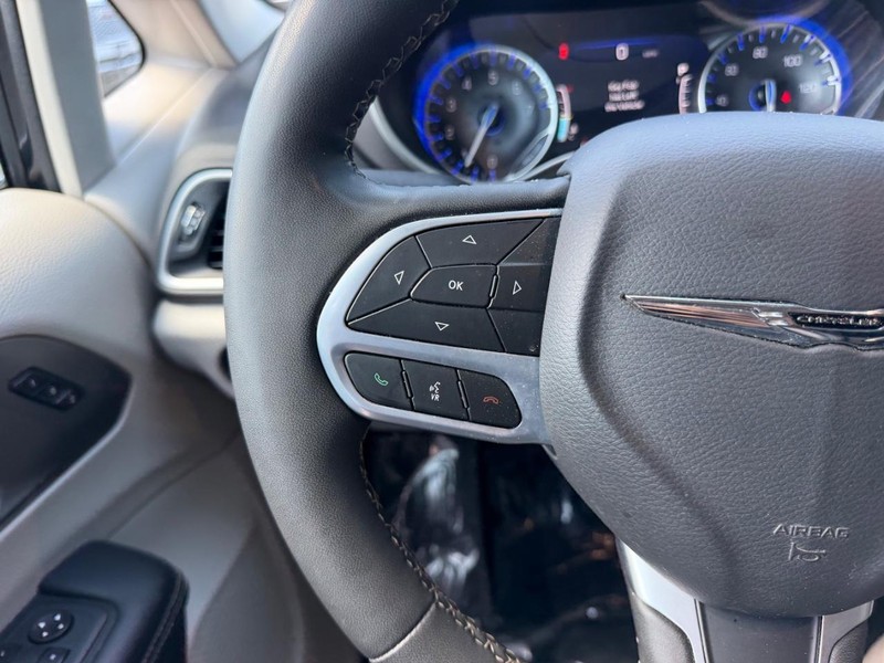 Chrysler Pacifica Vehicle Full-screen Gallery Image 15