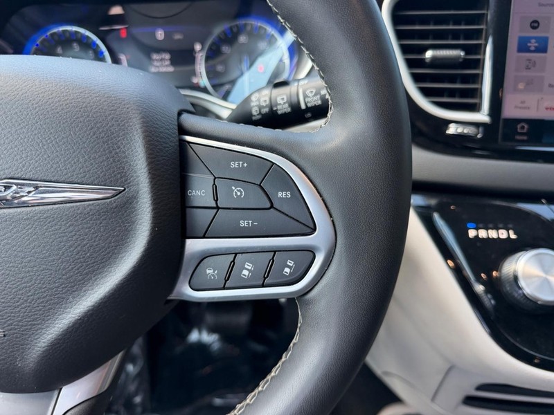 Chrysler Pacifica Vehicle Full-screen Gallery Image 16