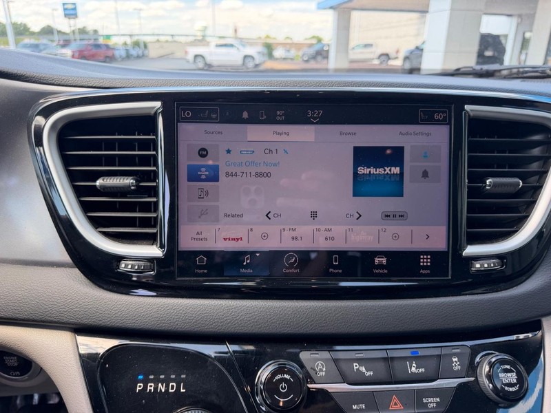 Chrysler Pacifica Vehicle Full-screen Gallery Image 17