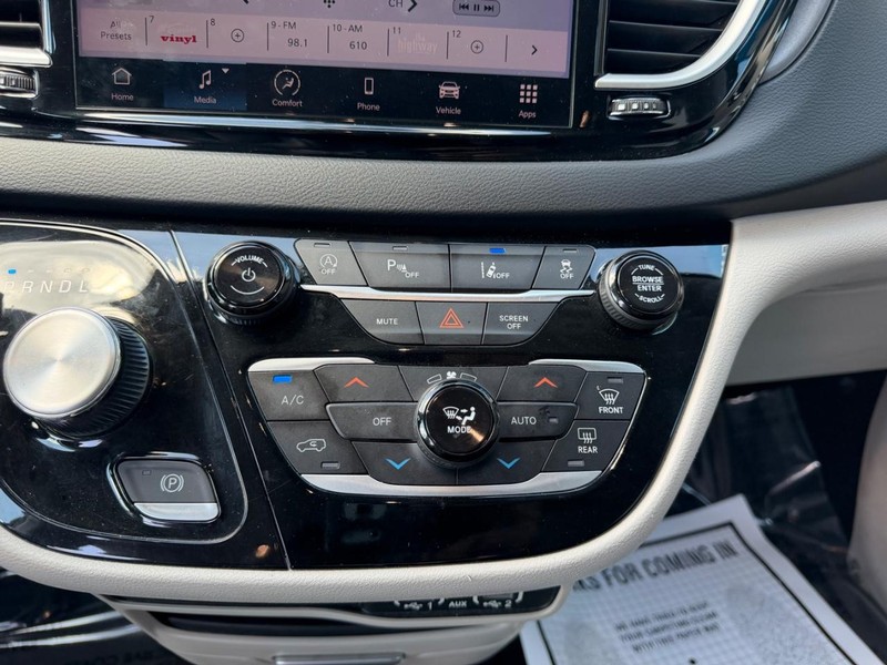 Chrysler Pacifica Vehicle Full-screen Gallery Image 18