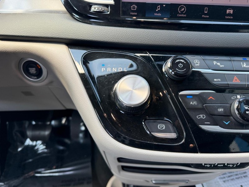 Chrysler Pacifica Vehicle Full-screen Gallery Image 19