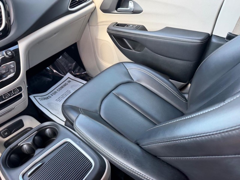 Chrysler Pacifica Vehicle Full-screen Gallery Image 20
