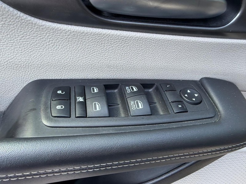Chrysler Pacifica Vehicle Full-screen Gallery Image 21