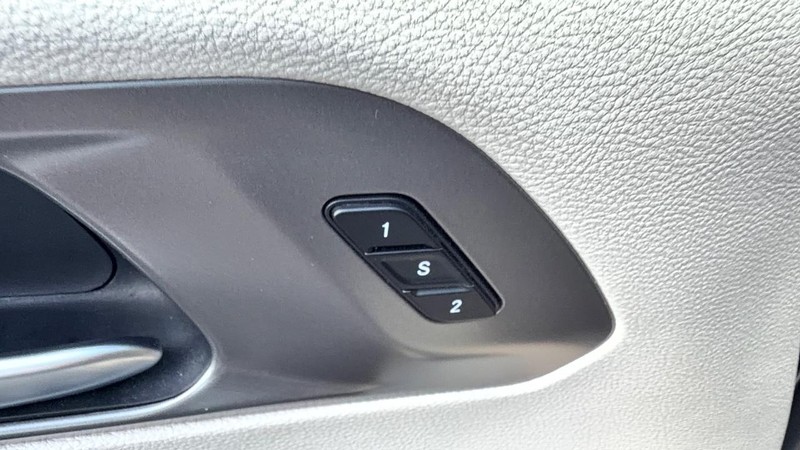 Chrysler Pacifica Vehicle Full-screen Gallery Image 22