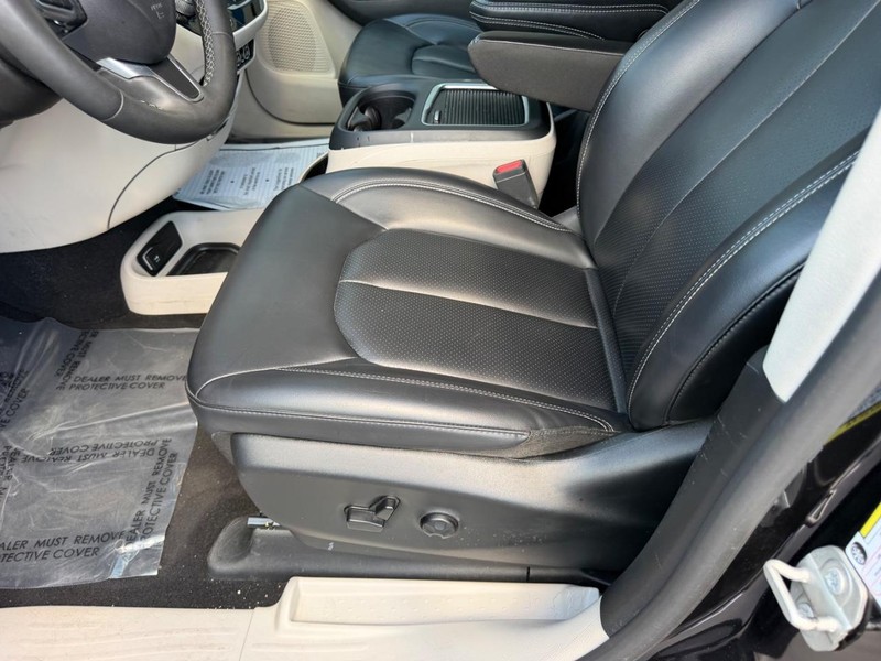 Chrysler Pacifica Vehicle Full-screen Gallery Image 23