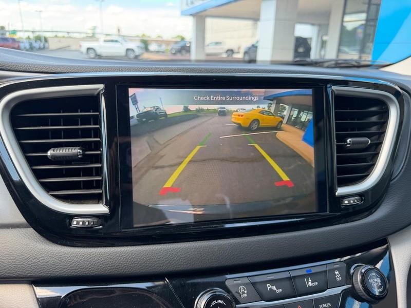 Chrysler Pacifica Vehicle Full-screen Gallery Image 25
