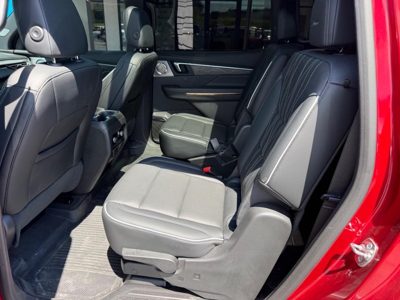 Buick Enclave Vehicle Full-screen Gallery Image 11