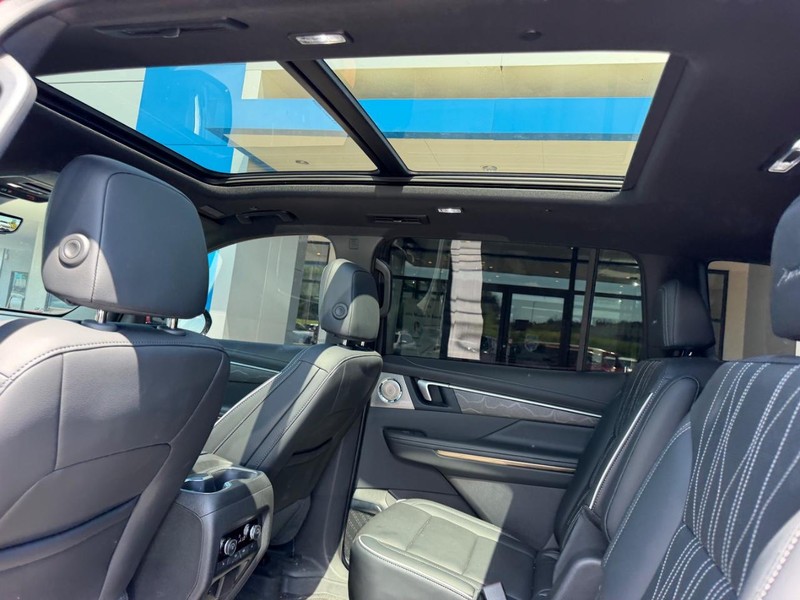 Buick Enclave Vehicle Full-screen Gallery Image 12