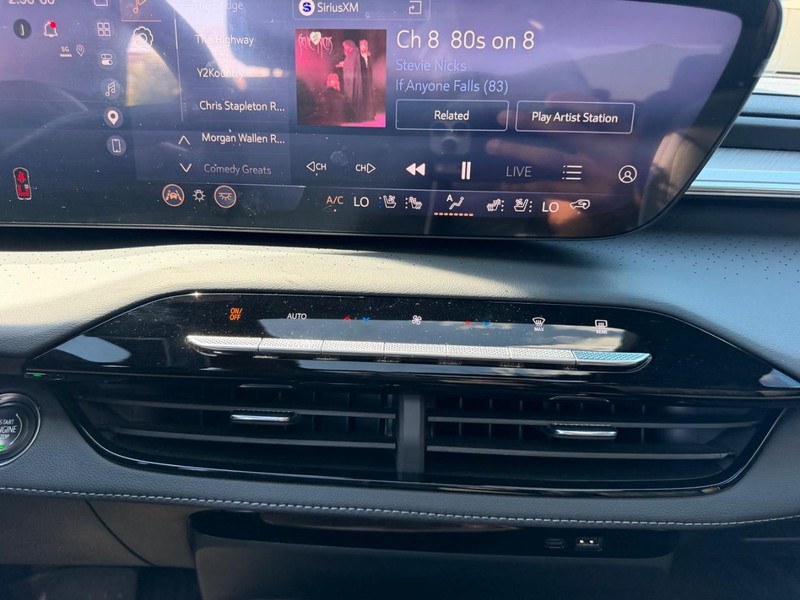 Buick Enclave Vehicle Full-screen Gallery Image 20